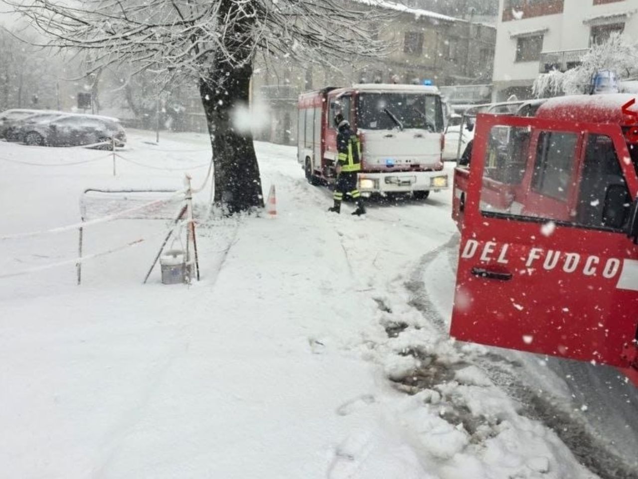 Marche, l’ondata di maltempo attiva i Vigili del Fuoco: neve nell’entroterra e rami caduti
