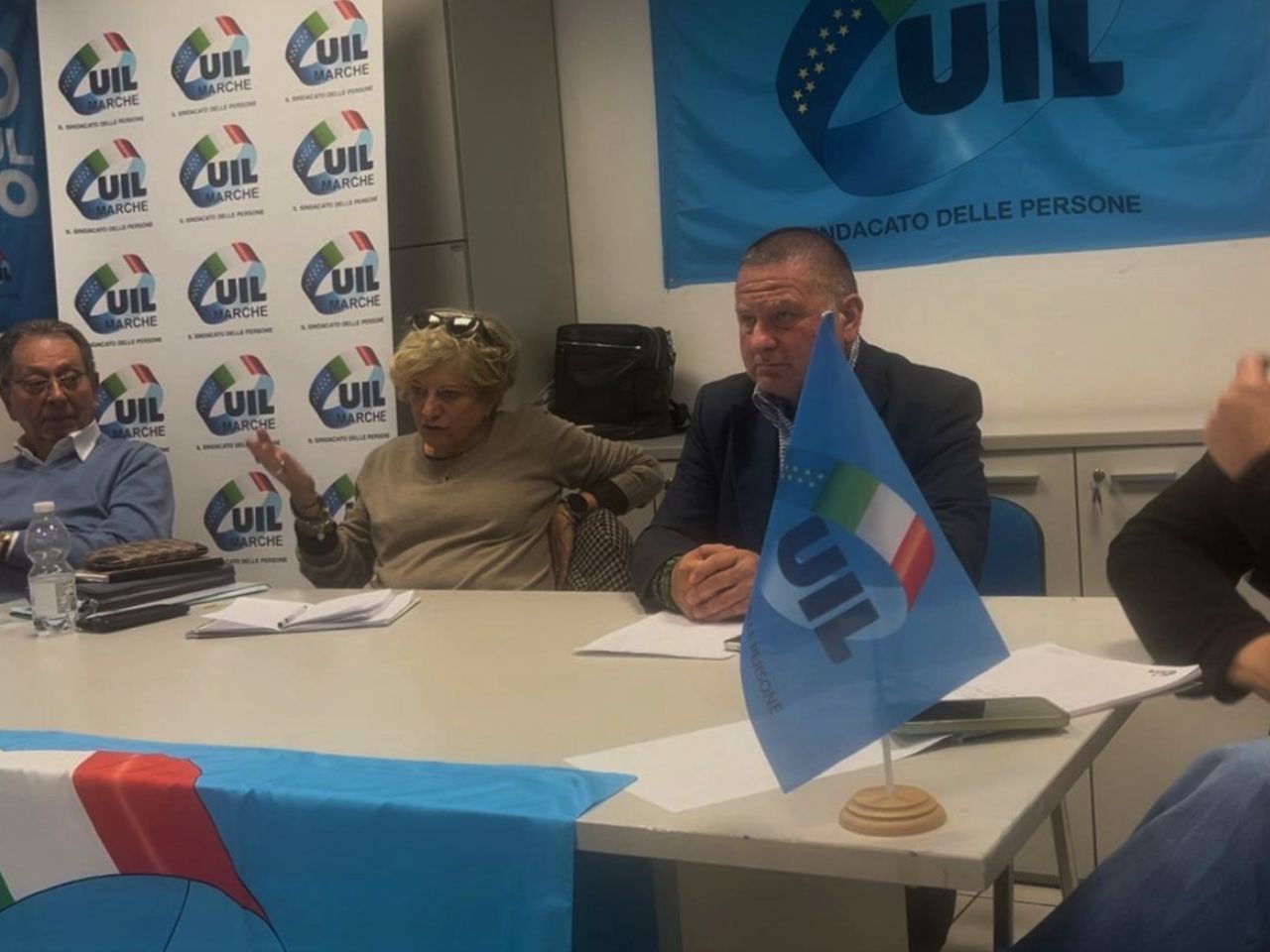 Servizi, Uil Marche: “Su rifiuti e acqua pubblica la politica non sceglie e i problemi restano ai cittadini”