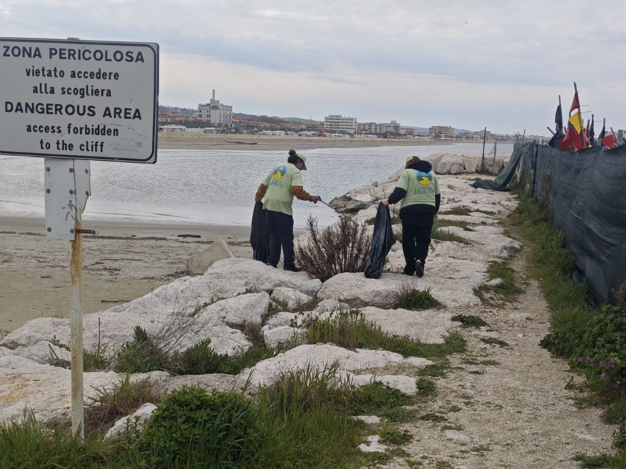 Senigallia, volontari ripuliscono il porto: raccolti 14 chili di rifiuti