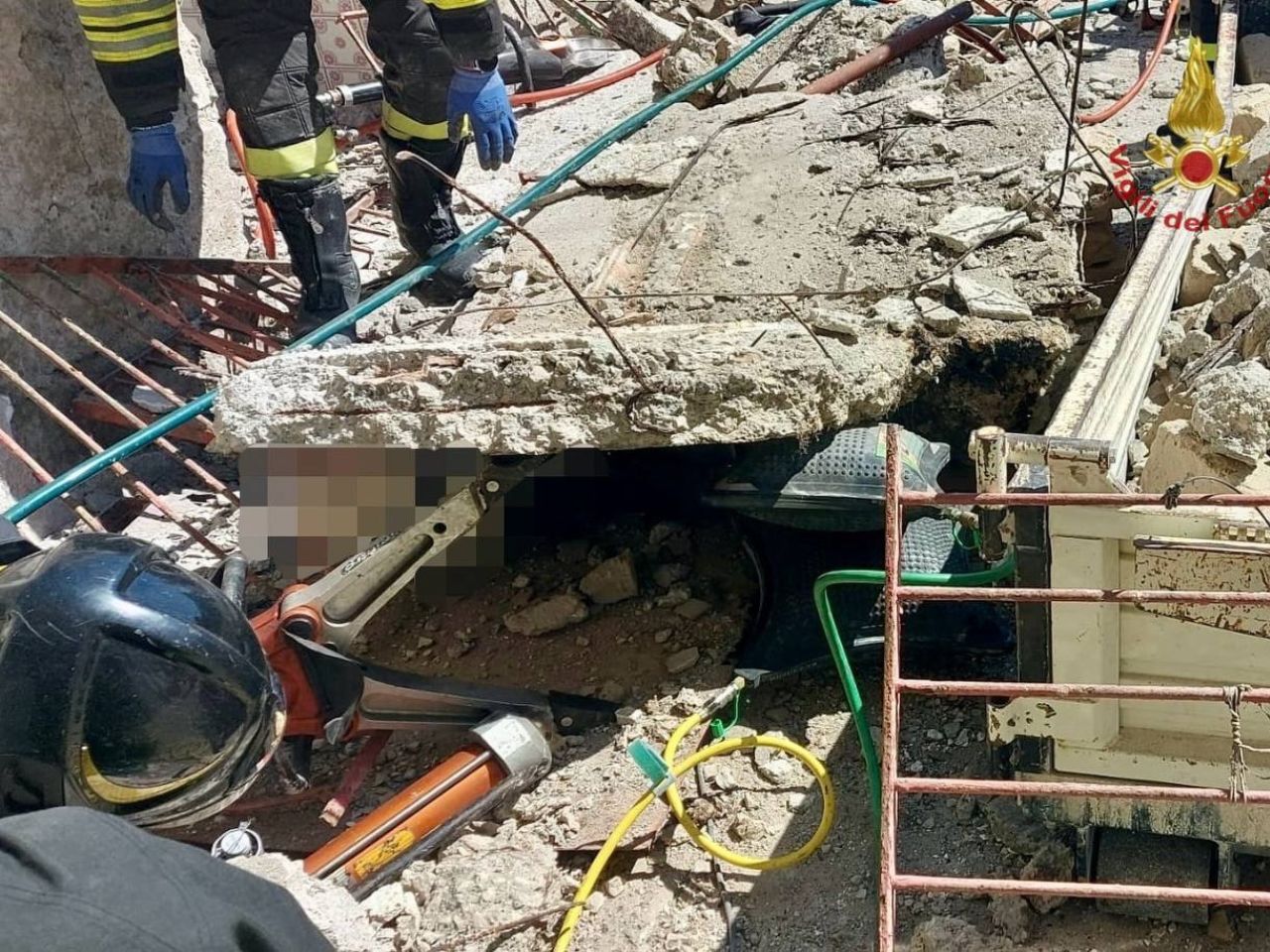 Crollo in un cantiere a San Felice a Cancello: tre feriti, uno estratto dalle macerie