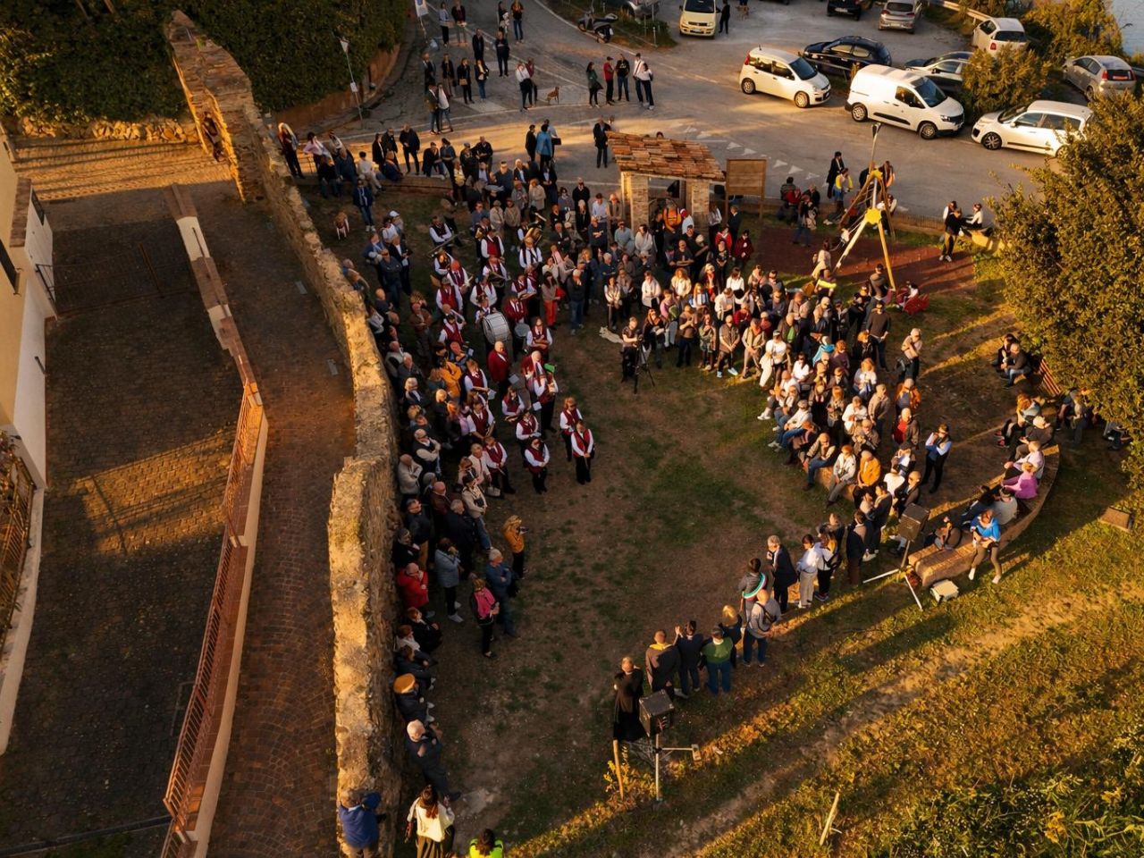 Casteldimezzo ritrova il suo splendore: inaugurate le nuove mura storiche