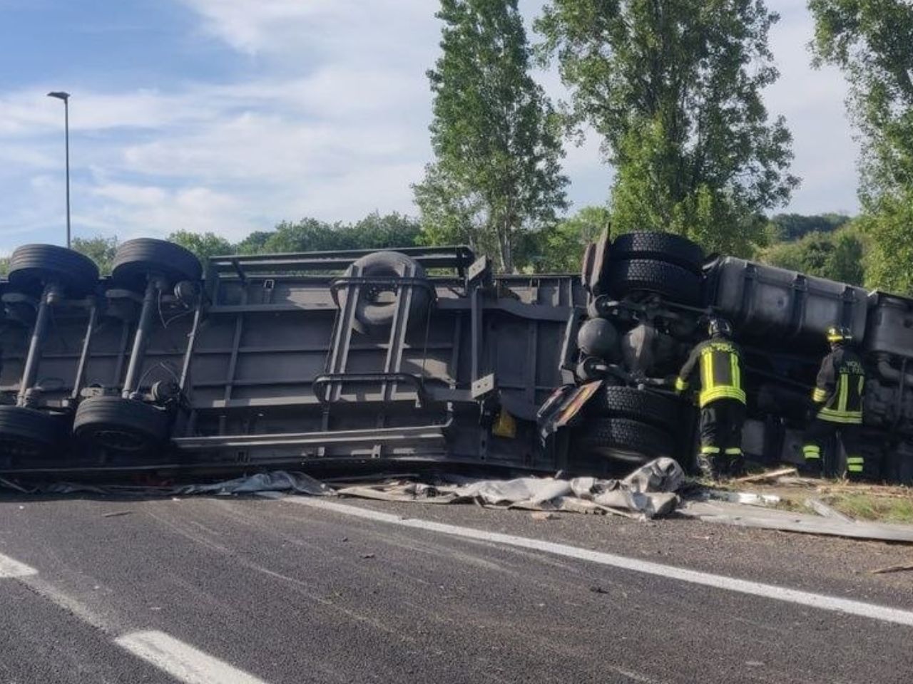 Camion si ribalta al casello di Porto Recanati, due feriti. Uno &egrave; grave