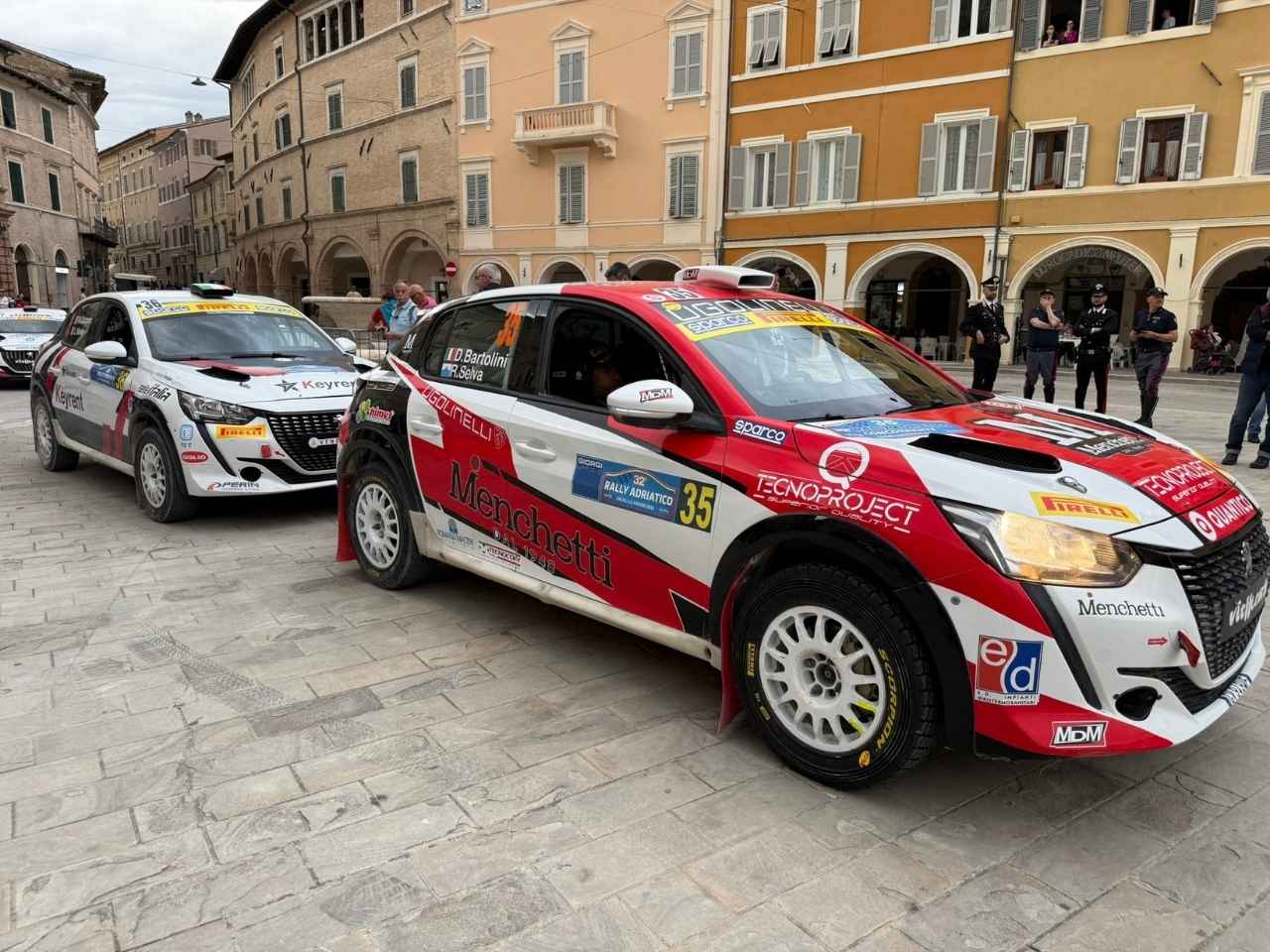 Rally Adriatico: in piazza a San Severino il fascino del “riordino” degli equipaggi
