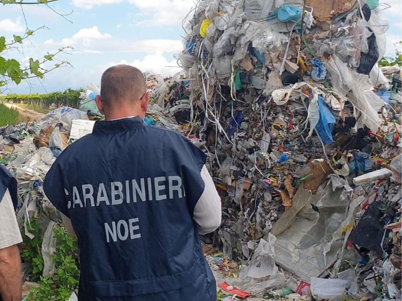 Blitz transnazionale: 12 arresti per traffico illecito di rifiuti. Ceneri tossiche spacciate per prodotti “Green”