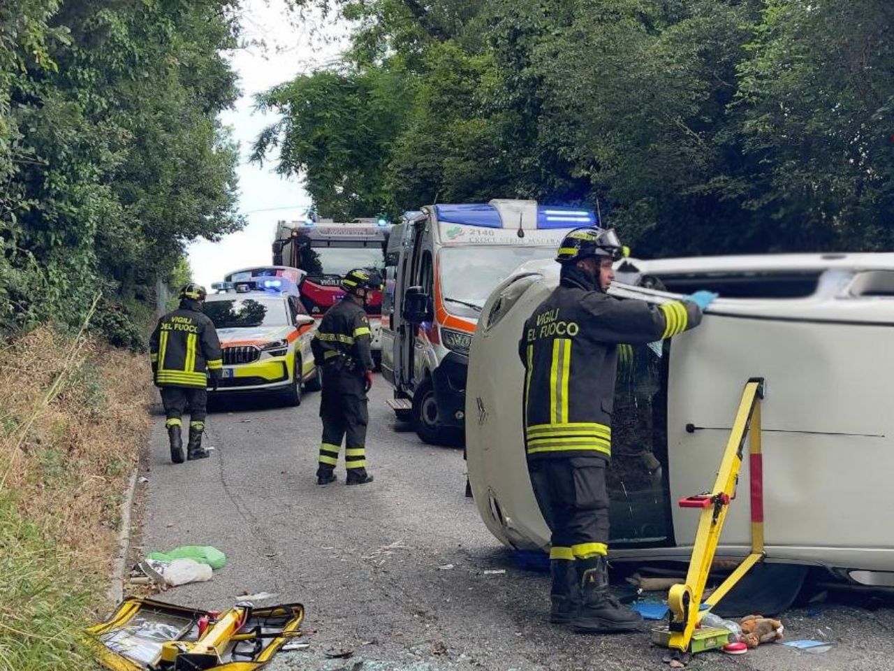 Macerata, auto si ribalta in via Cincinelli: ferita la conducente