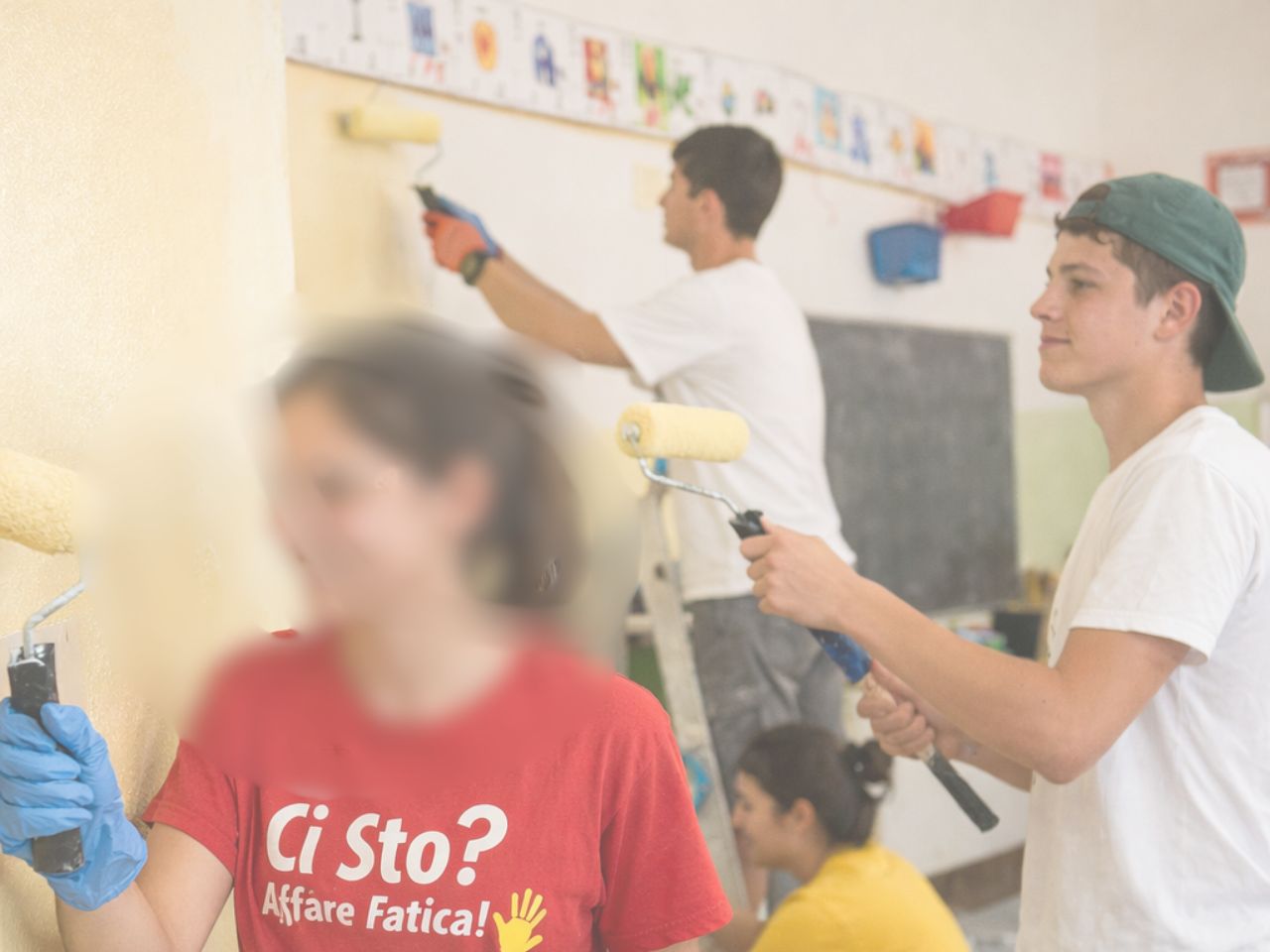 Jesi, al via “Ci Sto? Affare Fatica!”: giovani ritinteggiano le scuole