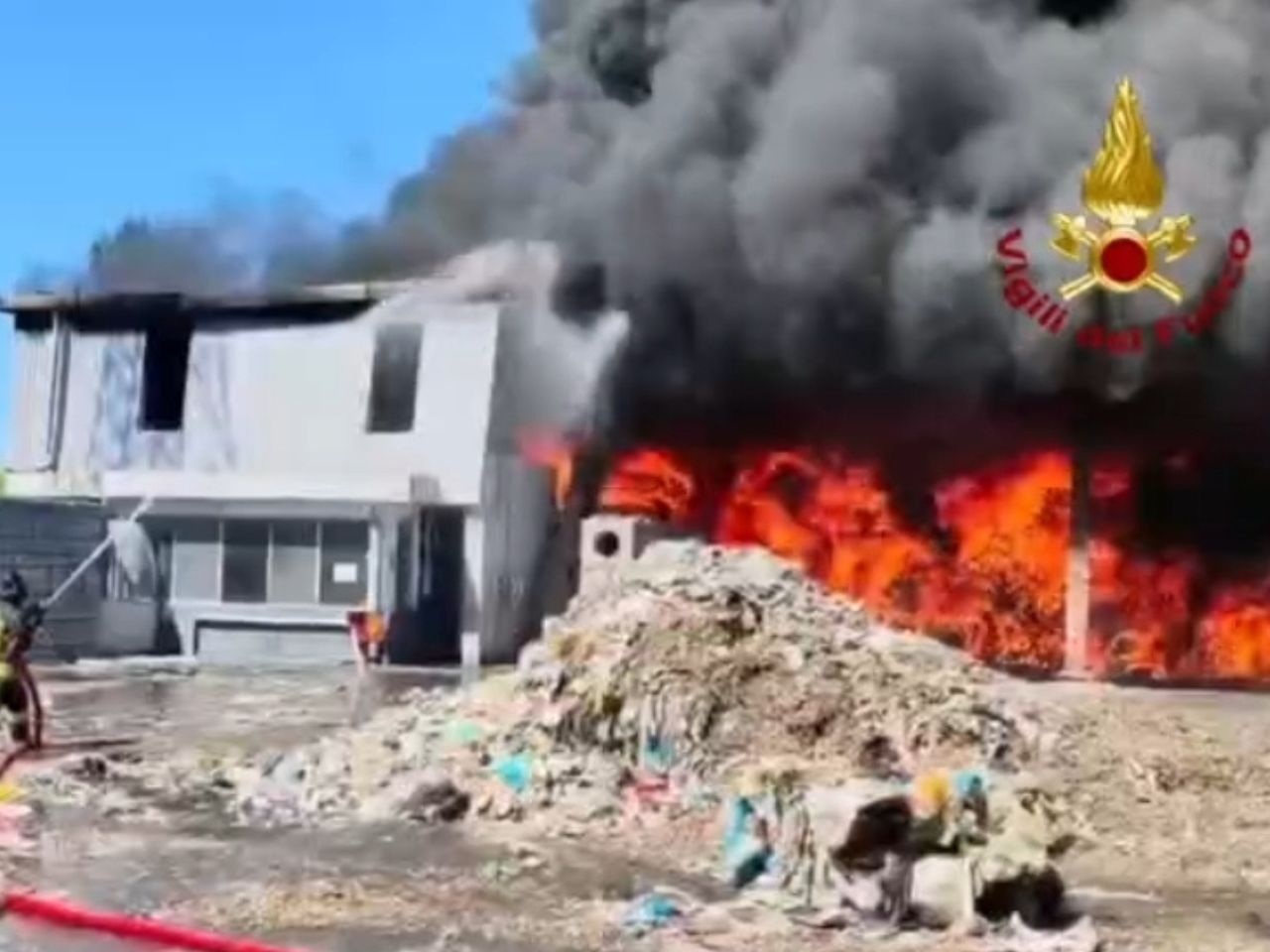 Inferno di fuoco a Vicopisano: brucia un capannone di materiale plastico