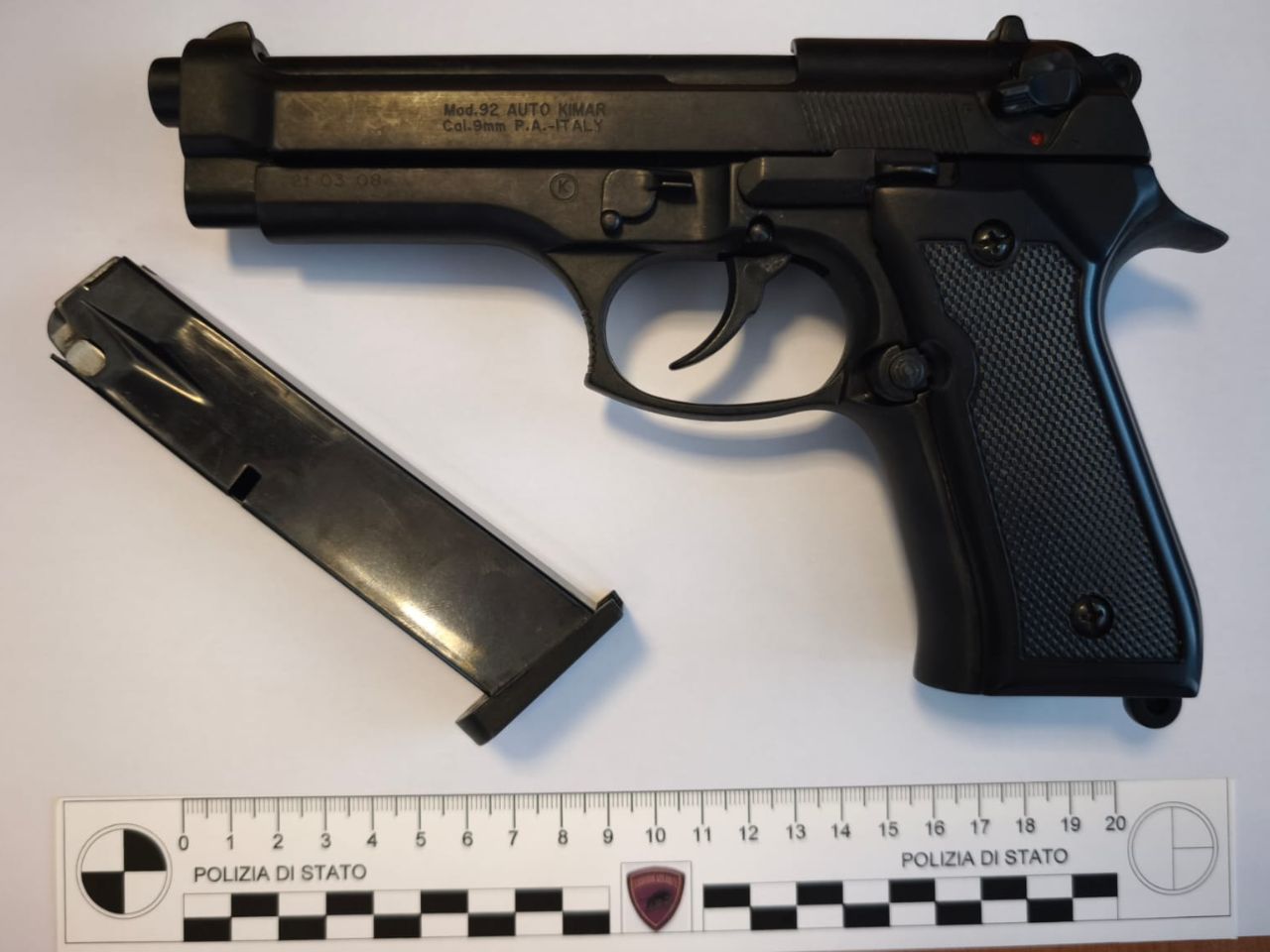 Porto San Giorgio, la polizia ferma giovani in auto: dentro una pistola