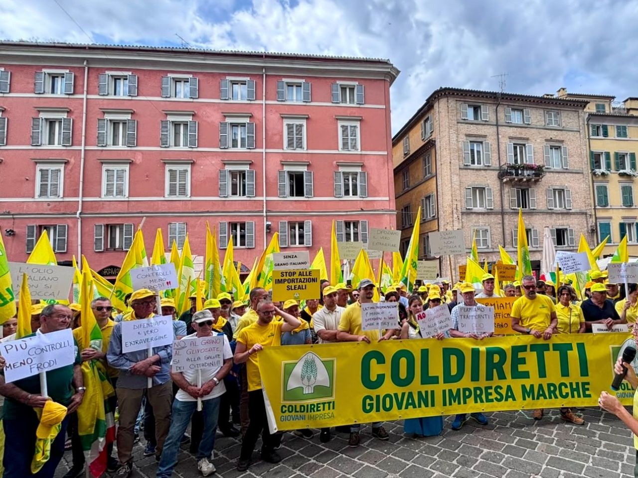 Agricoltori in piazza ad Ancona: Coldiretti Marche denuncia speculazioni su olio e grano