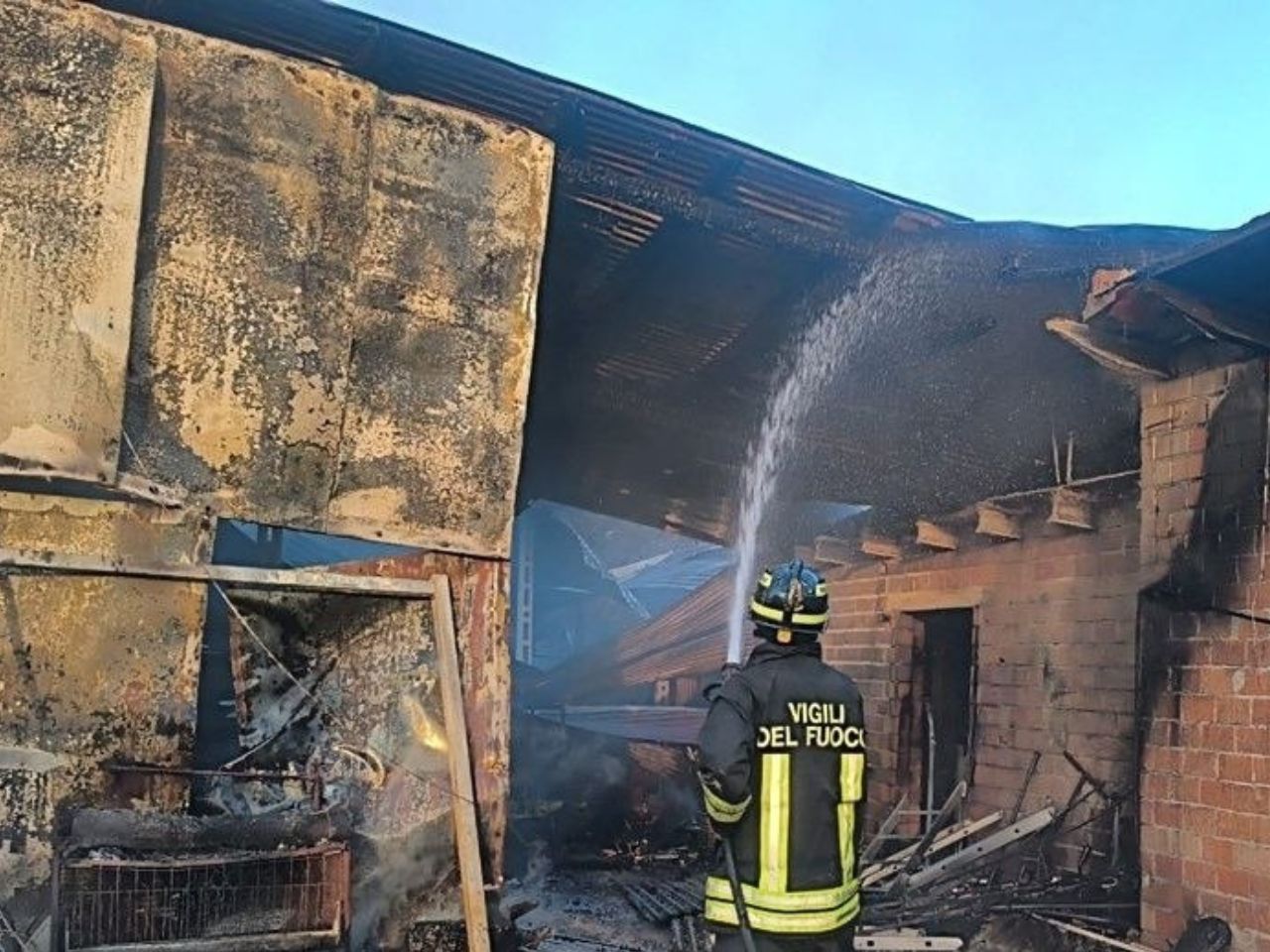 Incendio in capanno agricolo a Montemaggiore al Metauro: una persona evacuata