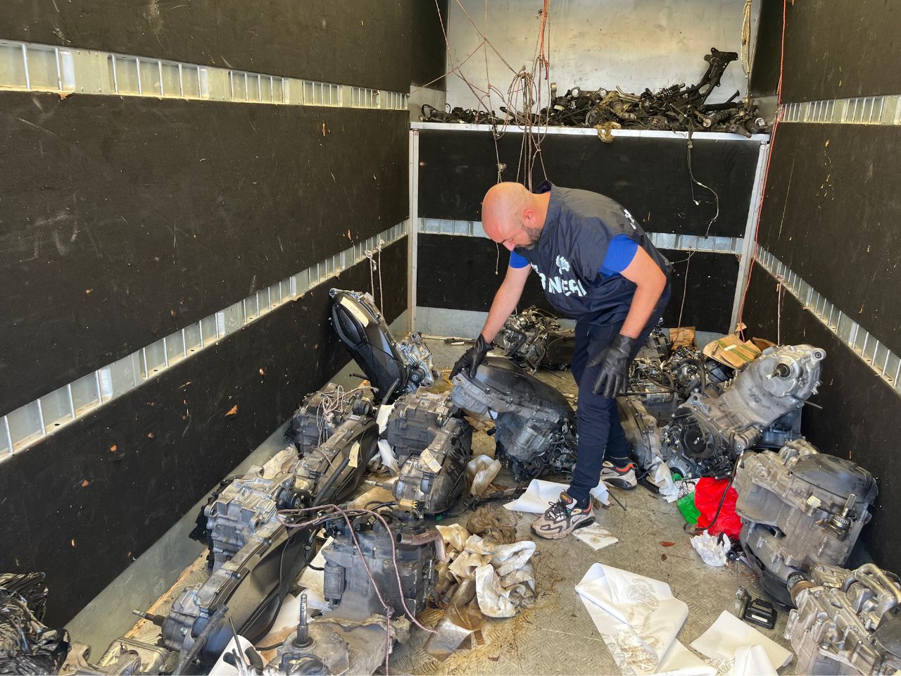 Centrale del riciclaggio scoperta a Velletri: due arresti e oltre 100 dispositivi sequestrati