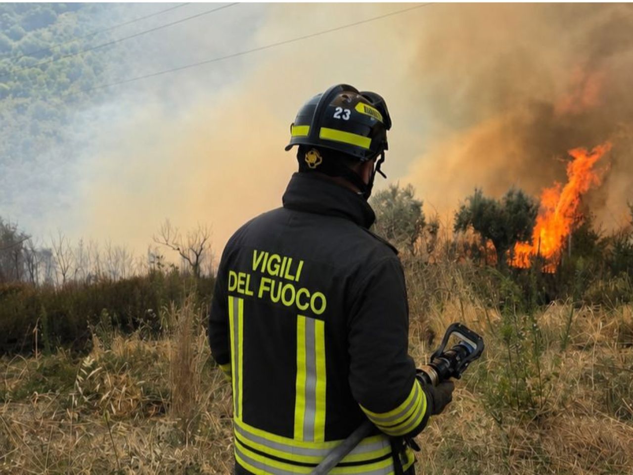 Incendio tra Poggio di Bretta e Vallesenzana: mezzi aerei e squadre in azione
