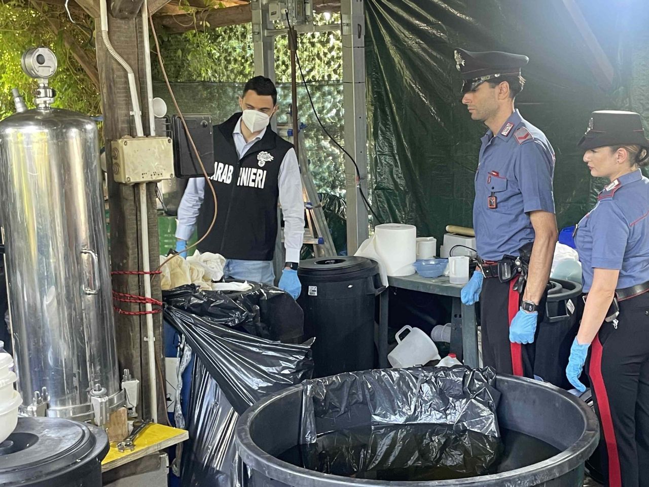 Latina, scoperta raffineria di cocaina nelle campagne: cinque arresti e 28 kg di droga sequestrati