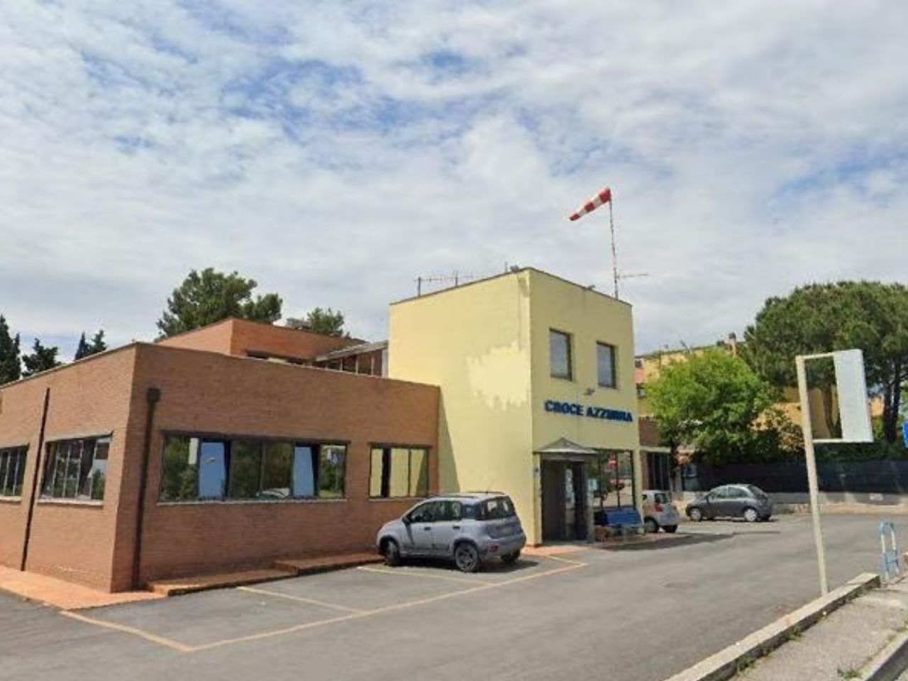 Sirolo, mostra la pistola durante una riunione