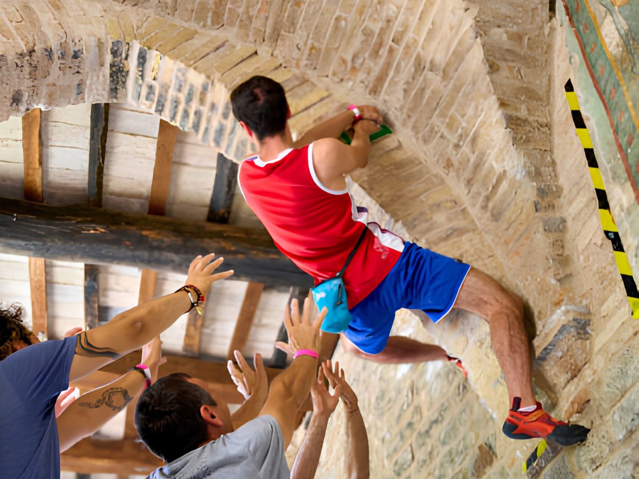 Serra San Quirico diventa la città degli “uomini ragno”: torna il Frasassi Climbing Festival