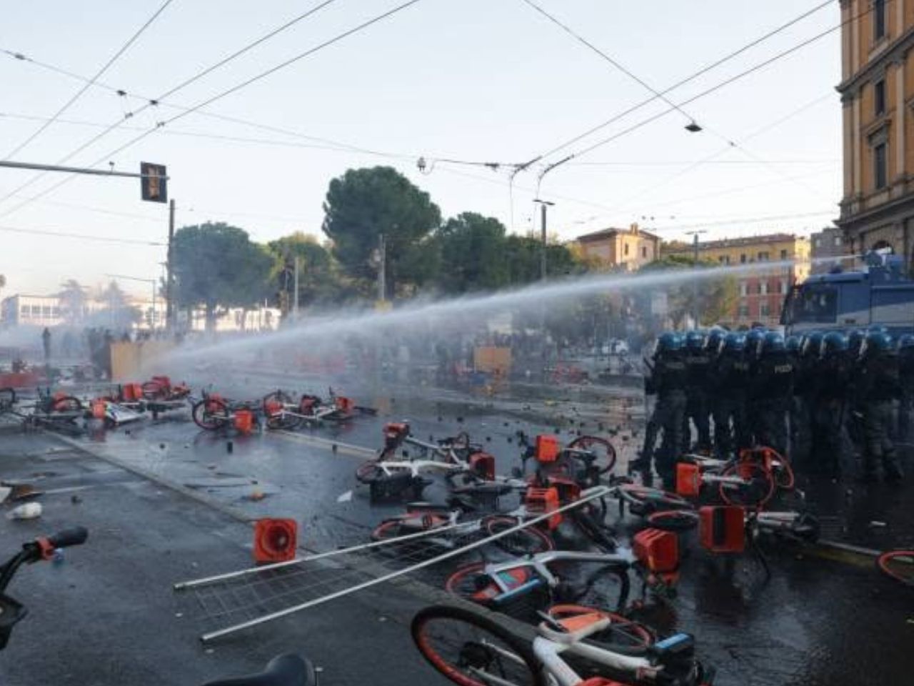 Manifestazioni contro il caro vita: da Milano a Torino, piazze nel caos tra scontri e guerriglia urbana