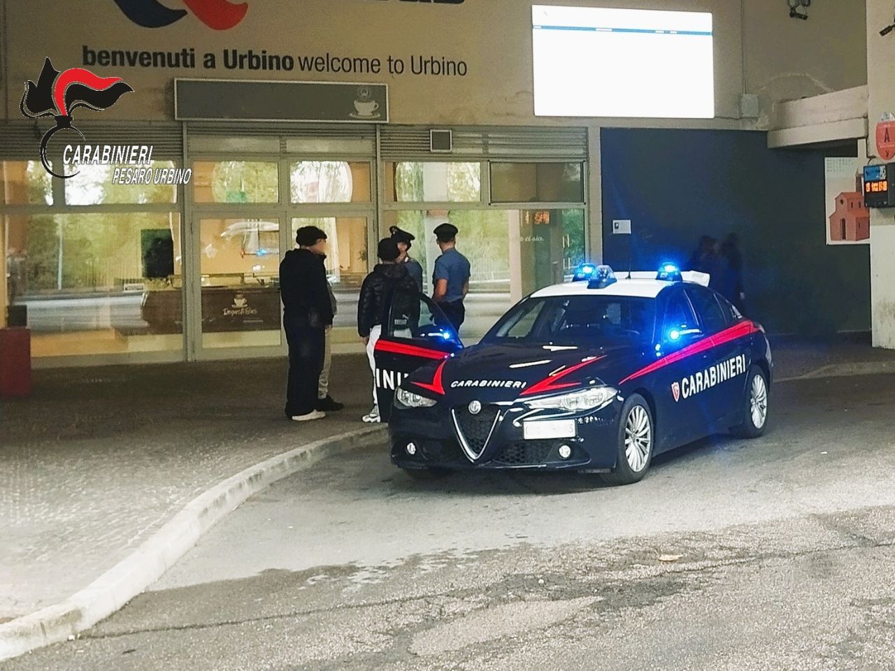 Spaccio al terminal bus di Urbino, arrestato 43enne con hashish e charas nello zaino